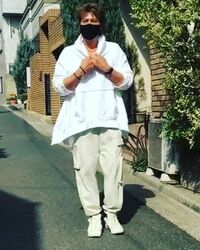 「ハリウッドスターさん!?」「スタイルがいい」 新庄剛志の“ホワイトコーデ”にファン絶賛