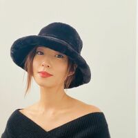 MEGUMI、鎖骨をあらわにした大胆なニット姿に「妖艶なデコルテ」「歳と共に魅力も増し増し」と絶賛の声