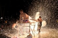 “無観客”でもカリスマは健在！ 大仁田厚、路上電流爆破ケツバットでディーノ失神