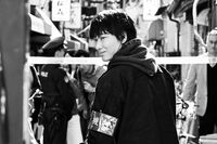 「かっこいいです好きです」「素敵過ぎます」綾野剛、振り向きざまのモノクロショットを公開しファン悶絶