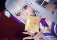 人気コスプレイヤー・カモミールが『リゼロ』エミリアの誕生日コスを披露！食パンをくわえた姿に「可愛すぎる」の声