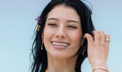 「とりあえず1番可愛い」オトナな白ビキニギャル（28）の色気に男性陣が熱視線