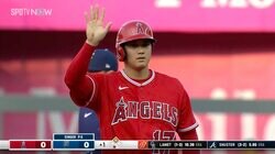 塁上で「ニコ谷さん！」大谷翔平、13試合連続安打後に “ショウヘイスマイル” 元チームメートとの絡みに視聴者も興奮
