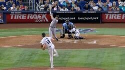 えっ？ なんで…！？ 吉田正尚の“変態内角打ち”がエグすぎると話題に　相手投手がドン引きした瞬間「あそこ打つか？w」「調子上がってきたな」