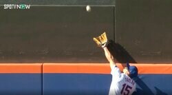 打者がドン引き！ 一体、何が起こった…！？ ド軍バッターの特大ホームランが“奪われた”決定的瞬間　球場が揺れた好プレー「すごいジャンプ力」「タイミングも完璧」