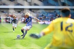 もはや衝撃映像！試合を決定づけたイナズマ伊東純也の“爆速”80メートルドリブル　速すぎてファウルでしか止められずPK獲得するまでの一部始終