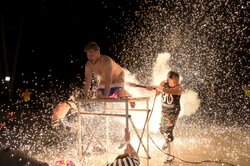 “無観客”でもカリスマは健在！ 大仁田厚、路上電流爆破ケツバットでディーノ失神