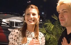 マギー、ビジネスパートナーの弟と船上パーティー 超ミニドレス姿で美脚披露