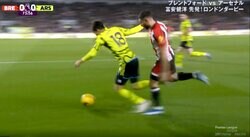 「スーパートムだ！」冨安健洋がブレントフォードFWを封じ込めた瞬間にファン興奮！並走守備からのファウル獲得で完勝した決定的シーン「守備の安定感やばすぎる」