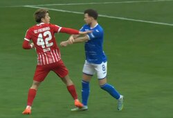 「メンタル強すぎ」“武闘派”堂安律がブチギレ！ボールを渡さない相手選手に激高　エグい詰め寄り方でイエローカードを誘発させた？