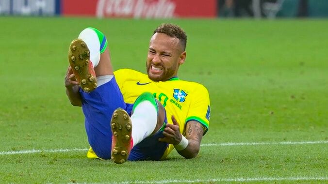 悲鳴を上げる“ブラジルの至宝”ネイマールの右足がゆがむ瞬間 次戦出場なるか 1枚目