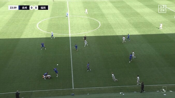 「大丈夫か？」空中戦からほぼ垂直落下で後頭部を強打「危ない落ち方」「いけるか？」3人が接触する危険シーンにファン騒然 4枚目