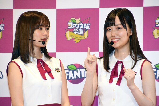 カズレーザー、斎藤飛鳥に「小顔すぎる！」　乃木坂メンバーが「変顔ボトル」に大はしゃぎ 5枚目