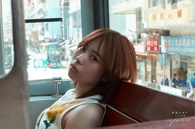 La seiyuu Sayuri Date sort « Silhouette », son 2e photobook en 3 ans : « En comptant le 2e album, je lui donne 3200 points ! » 3枚目