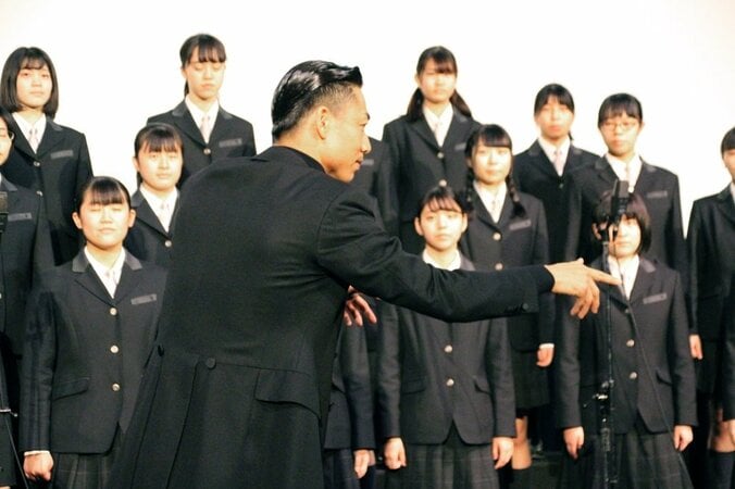 AKIRA、特殊メイクでおじいちゃんに　学校での撮影で生徒に気づかれず苦笑い 3枚目