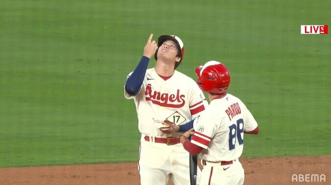 大谷翔平の打球が高すぎてレフトが見失う「消える打球」「通天閣打法w」 大谷も塁上で笑顔 1枚目