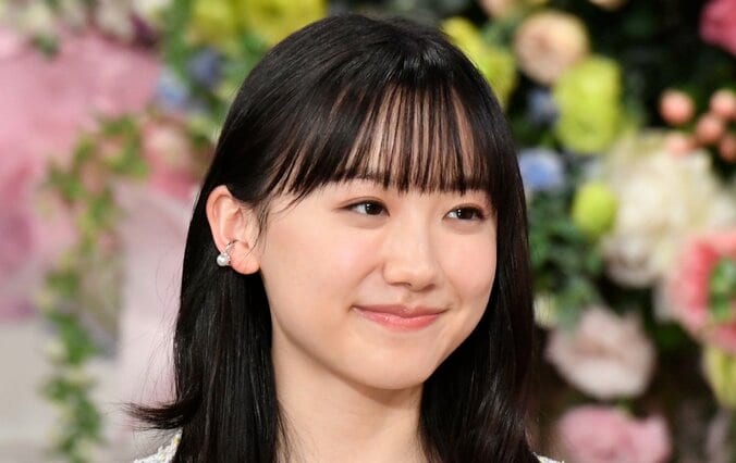 【写真・画像】大学生になった芦田愛菜、ファッションやメイクにも興味 美容誌の表紙にも挑戦　1枚目