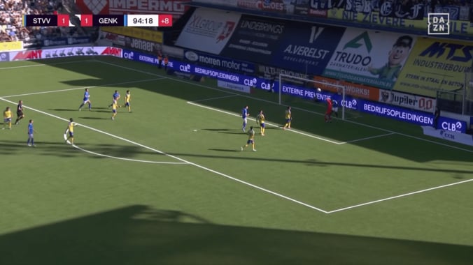 日本人GKが激昂！「厳しい判定」「セルフジャッジで失点」小久保玲央ブライアンの“衝突ノーファウル”が物議…SNSは擁護派と否定派で真っ二つ 5枚目