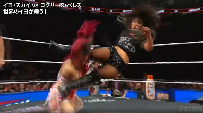 見事な一撃を決めたロクサーヌ