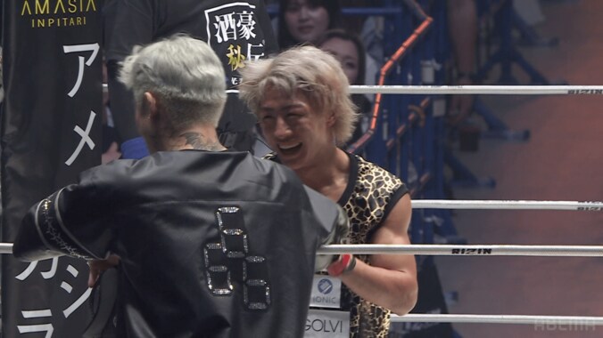 平本丈のセコンドについた平本蓮（写真左）に挨拶する冨澤