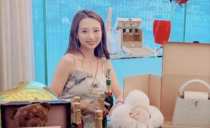 【写真・画像】「小学生からお小遣い100万円」セレブ美女、自宅豪邸を公開「マンションにもメイド用の部屋がついていて…」　1枚目