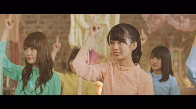 けやき坂46、カラフルな衣装で新曲「それでも歩いてる」MVを美しく彩る 3枚目