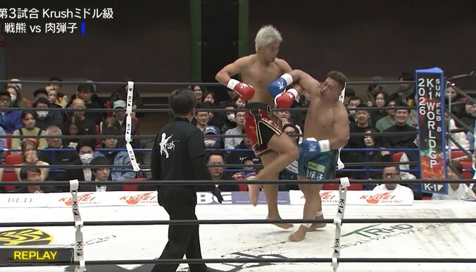 「真空飛びヒザ蹴りだ」戦慄の“一撃” 衝撃KO「これは頑丈でも無理なやつ」ファン驚き 5枚目
