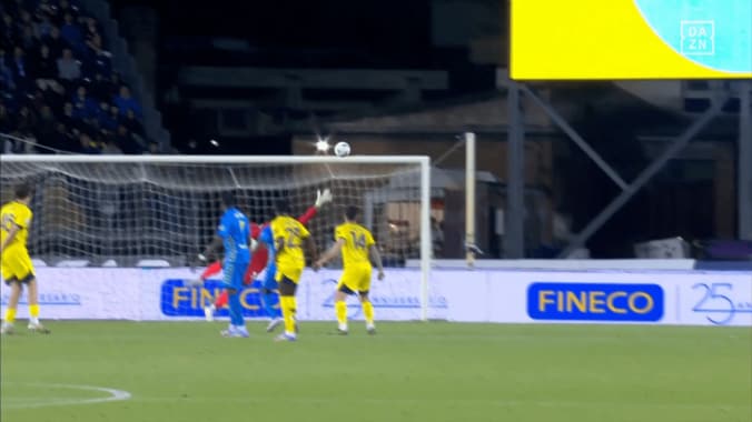 豪快な横っ飛びも…鈴木彩艶が“神コース弾”で痛恨失点「無罪だ」「GKのせいではない」地元メディアも擁護した失点シーン 4枚目