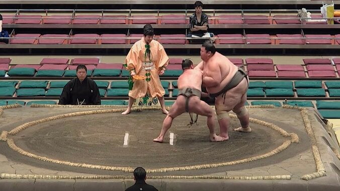 【写真・画像】41歳・玉鷲が「尋常じゃない」 劣勢から一気の逆襲劇を大山親方も絶賛「ここでダメかなと」流れを変えた“押し返し”…館内歓声やまず　1枚目