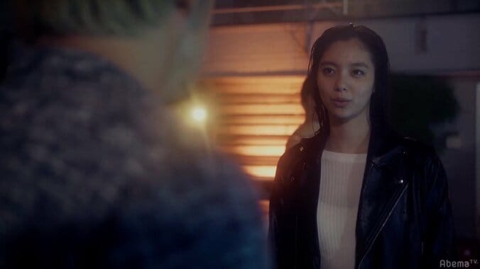 新川優愛が主演ドラマで体当たり演技　レザーを着たままプールへダイブ！ 11枚目