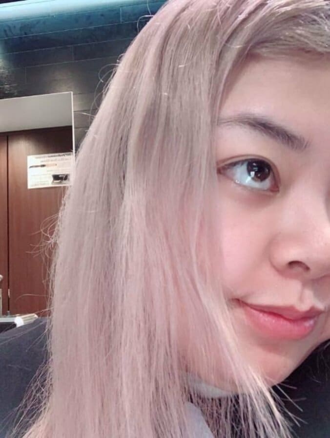 渡辺直美、髪の色を青紫に染めたことを報告「落ちると綺麗なグレーになってくれるから有難い！」 1枚目