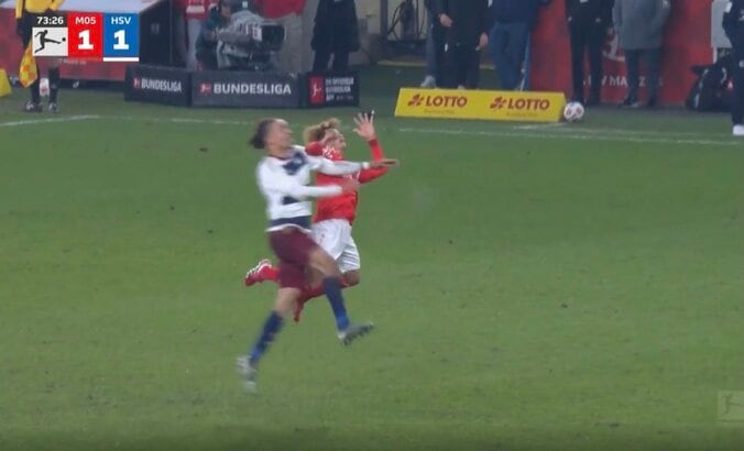 場内騒然！佐野海舟、まさかのアクシデント「エグいな」強烈“肘打ち”が顔面直撃！→相手DFをノックアウト… 空中戦のデュエルで激しく接触 3枚目