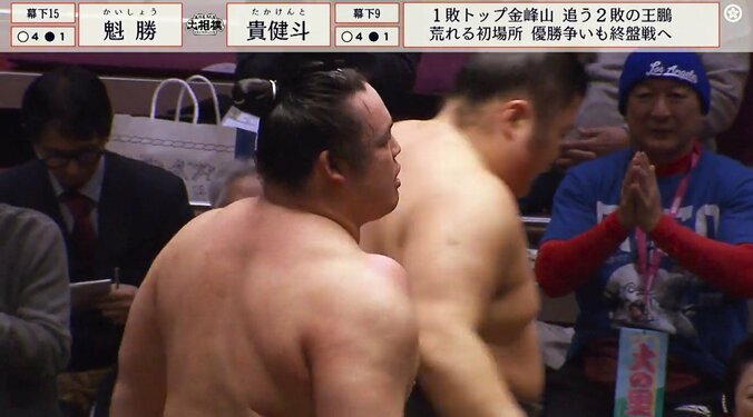 右肩に血コブのような隆起が