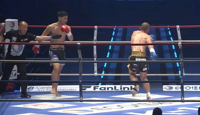 右ハイキックで「欽ちゃん走り」「操り人形みたい」ファイターの動きに異変 「相当タフ」魔裟斗は“倒れない”男を称賛 5枚目