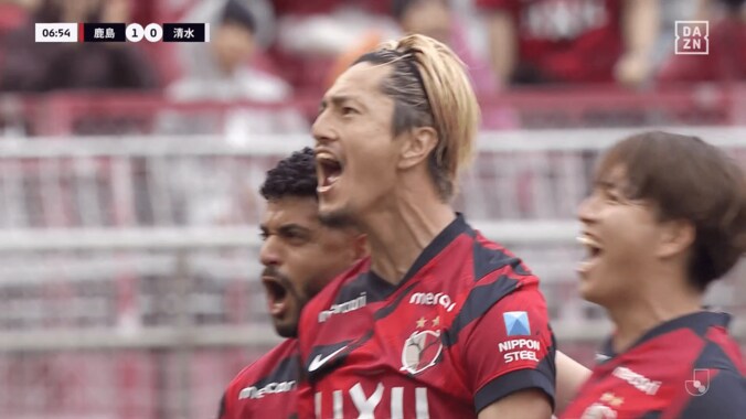 「ゲームみたいなゴールだ！」鈴木優磨が衝撃決勝弾！“４人無力化ゴロシュート”にファン仰天「それ決めるんか」「Jの膝スラで一番キレイ」 3枚目