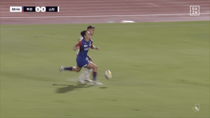 「相手が転んだだけだよね？」“ゴール取り消し”のファウル判定に激昂！「ガチギレも納得」山形FWにファンも同情 2枚目