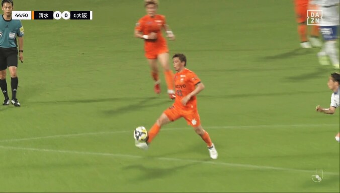 「変態すぎる…」元日本代表MFの“衝撃テクニック”にSNS沸騰！「めっちゃ簡単に難しいプレーやるやん」「意味わからん」乾貴士が神トラップ→スルーパスの一部始終 2枚目