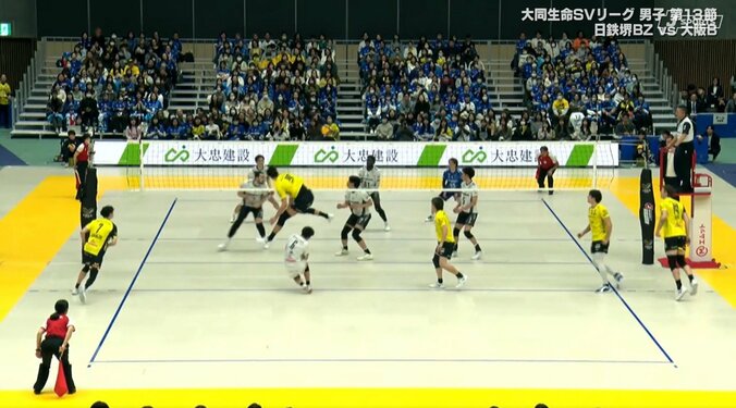 男子バレー、味方まで飛び越えた…衝撃バックアタック 驚きの光景に「跳びすぎだろ笑」「人越えのアタック」ネット震撼 4枚目