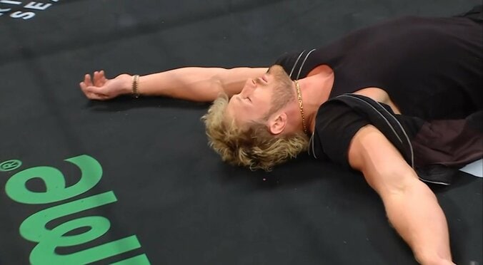 ジェイがローガンにスーパーキック