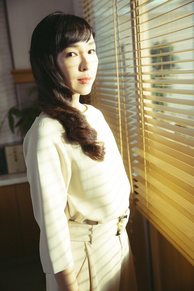 麻生久美子、出演ドラマ『dele』に子どもが興味津々「事件とか大好きなんですよ」 6枚目