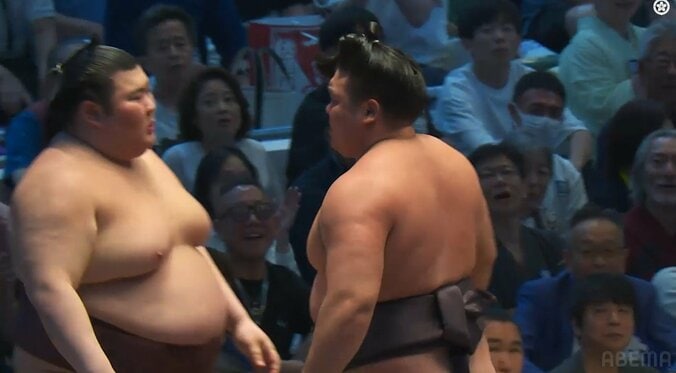 「メンチ切ってる」霧島、熱海富士に詰め寄り“ただならぬ形相” カメラが捉えた“わずか2秒”の出来事に元若乃花も驚きと困惑 2枚目