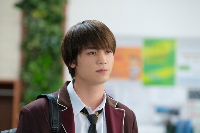 「何？見惚れてんの？」神尾楓珠が莉子に顎クイ 『ブラックシンデレラ』ドキドキな出会いをおさめた場面写真解禁 5枚目