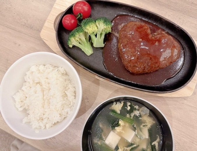  辻希美、バレンタイン定番の手作り料理を公開「ハートのハンバーグです」  1枚目