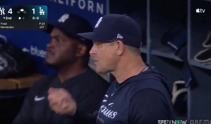 【写真・画像】ブチギレ寸前…！ ヤンキースの“退場王”がイライラ「怖い怖い！」「口に入れすぎw」ボーク判定でブーン監督のリアクションが話題に　1枚目