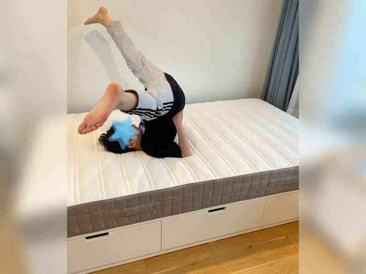 【写真】ベッドではしゃぐ息子さん