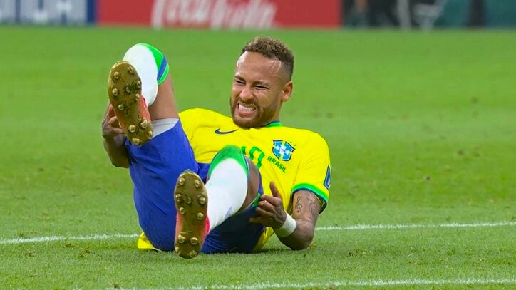 悲鳴を上げる“ブラジルの至宝”ネイマールの右足がゆがむ瞬間 次戦出場なるか