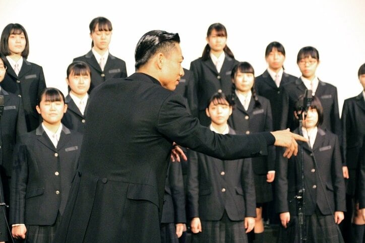 AKIRA、特殊メイクでおじいちゃんに　学校での撮影で生徒に気づかれず苦笑い