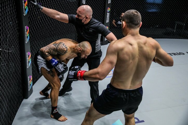 「足がバグってる…」ヘビー級、“衝撃”決着に驚きの声 悶絶“くの字”に「心も体も折れてる」