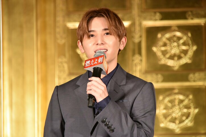 松下洸平、岡田准一からの「かっこいい男」いじりに赤面「暑い!上着を脱いでいいですか?」