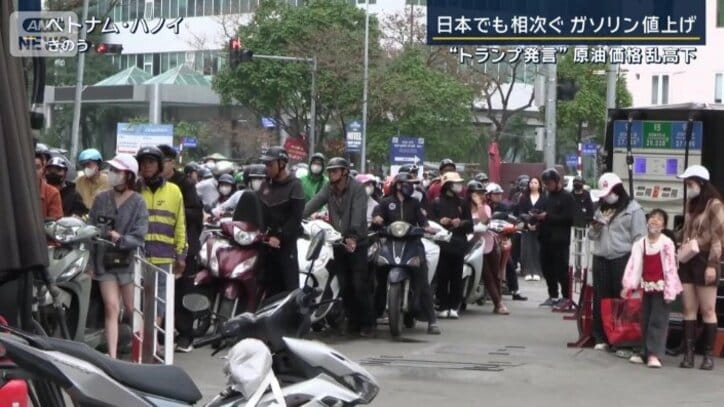 給油に並ぶバイクの列